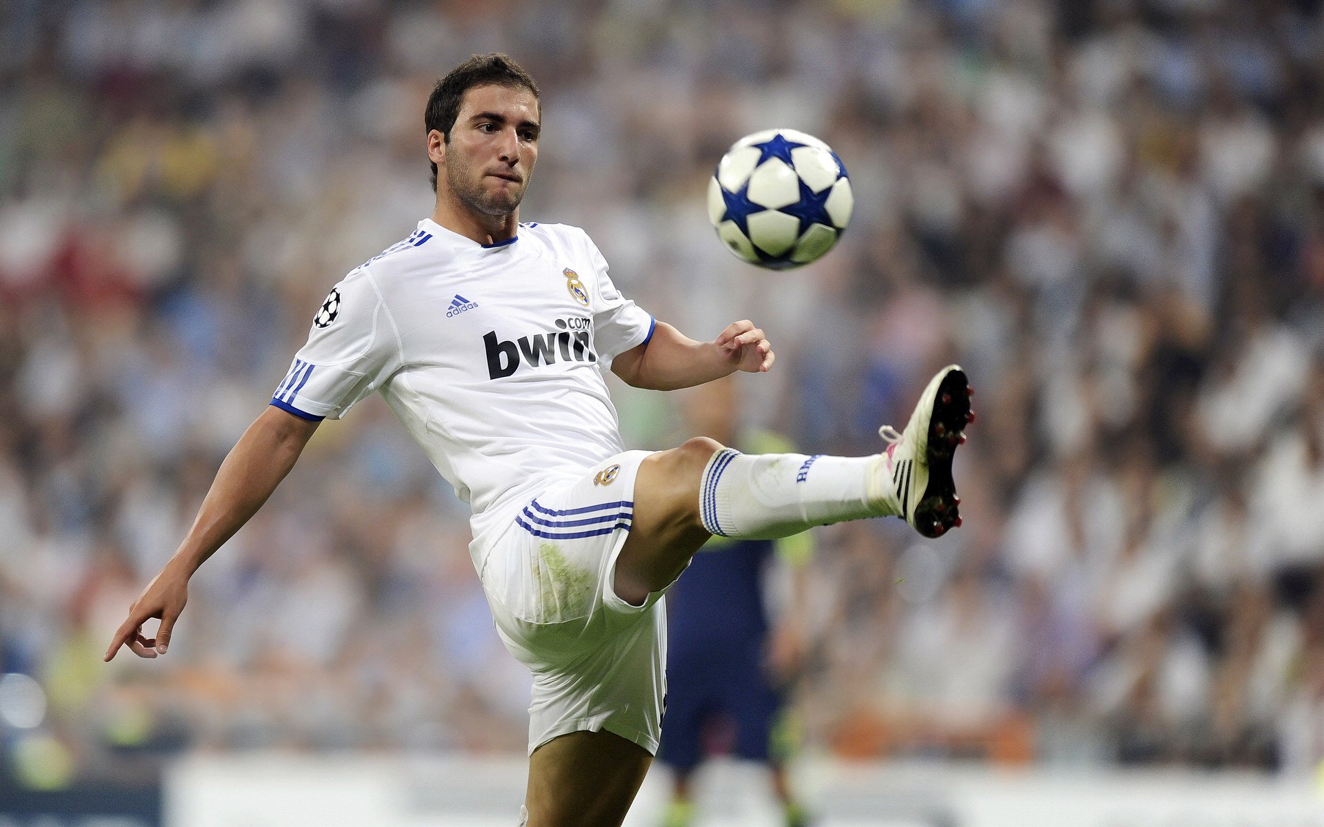 外援持球领跑球队，连环进攻令对手眼花缭乱，打球外援